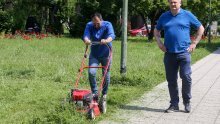 Peternel iz Domovinskog pokreta kosio travu pred Zagrebačkim holdingom