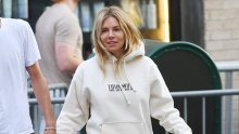 Sienna Miller ne izlazi iz kultnog modela natikača koji ove godine slavi 50. rođendan