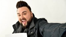 Jacques Houdek kao podvojena ličnost putuje na Eurosong