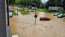 Poplava u Kutini i okolici: Vatrogasci zatrpani pozivima, škola, sudovi i kuće pod vodom