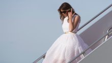 Nakon dugo vremena u javnosti: Melania Trump plijenila elegancijom u bijelom