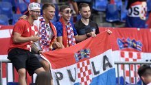 Pogledajte doček hrvatskih navijača pred stadionom Modriću i ekipi, ali i što su vikali Španjolcima