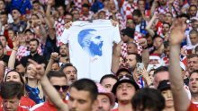 Nastao kaos ispred stadiona; hrvatski navijači se potukli zbog Marka Livaje!