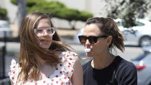 Ipak su je ulovili: Jennifer Garner u pokušaju sakrivanja iza kćeri