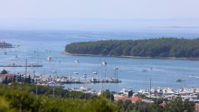 Pogledajte kako je jahtu od 12 metara 'parkirao' cijelom dužinom na hrid na Krku