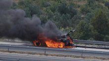 Na A1 se zapalio automobil, na A2 komadi gume na cesti