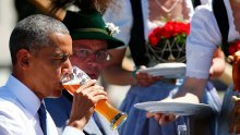 Obama i Merkel se uz pošalice opustili uz pivo