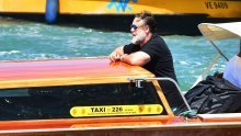 Fanovi zapanjeni njegovim izgledom: Neprepoznatljivi Russell Crowe u Veneciji