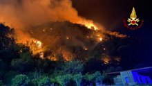 Požari opet haraju južnom Italijom, evakuirane kuće, ljudi bježe od plamena