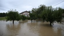 U Brdovcu od utapanja spašena tri stranca i 13 pasa. Poplava prijeti okolnim mjestima