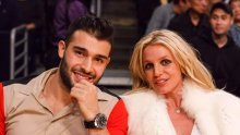 Rastaje se Britney Spears, a suprug Sam Asghari ju tako lako drži u šaci