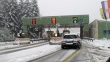 Snijeg pravi poteškoće u prometu, zbog nesreće zatvoren tunel Mala Kapela