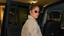 Nosi li išta ispod jakne? Jennifer Lopez stvorila pomutnju na modnoj reviji