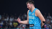 Luka Dončić s uzdignuta tri prsta pjeva srpsku pjesmu posvećenu bitci na Kosovu