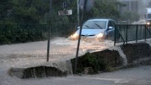 Obilna kiša spustila se nad Zadrom; prometnice plivale u vodi