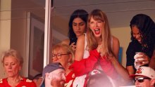 Taylor Swift snimljena na utakmici svog novog dečka, a uz nju i njegova majka