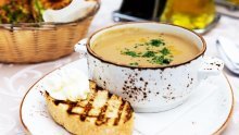 Slasna pileća juha s karameliziranim lukom savršena je za imunitet i brz osjećaj sitosti