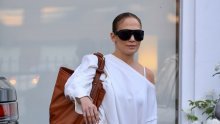 Jennifer Lopez ležernu kombinaciju upotpunila trendi torbom i  tenisicama koje svi sad nose