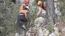 Alpinisti uklanjaju nestabilne dijelove stijena u zaleđu Omiša