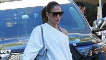 Sportski look: Jennifer Lopez istaknula vitku figuru u srebrnim tajicama