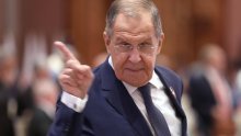 Lavrov stigao u posjet Sjevernoj Koreji, dočekale ga stotine građana unatoč jakoj kiši