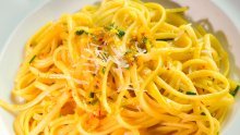 Linguine sa šafranom, mladim češnjakom, peršinom i ljutom papričicom