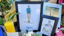 Cvijeće, crteži i ostali darovi: Dirljiv prizor ispred kuće Matthewa Perryja