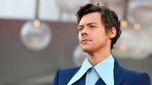 Mama Harryja Stylesa stala u obranu sina zbog njegove frizure