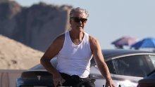 Frajerska poza i bicepsi u prvom planu: Pierce Brosnan snimljen kako odmara na plaži