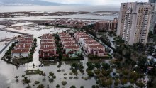 More poplavilo Izmir, u Istanbulu vjetar dizao krovove s kuća