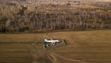 Rusi mjesecima ne miču avion koji je sletio na polje, ali su kupili njivu