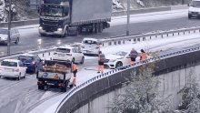 Problemi na cestama: Promet otežavaju snijeg, nesreće, pa i prosvjed seljaka