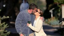 Ben Affleck i Jennifer Lopez jutro započeli slatkim poljupcima