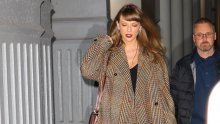 Kaput i minicu Taylor Swift rado bi u svoj ormar preselile mnoge fashionistice