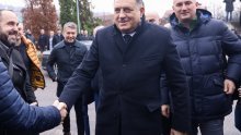 Dodik stigao na sud u Sarajevu, pristalice ga pozdravlje do ulaska u zgradu