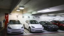 Tesla povlači gotovo sva vozila u SAD-u zbog sigurnosnih značajki Autopilota