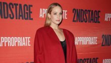 Jennifer Lawrence modno zablistala: Vječnu haljinu spojila s kaputom u hit boji sezone