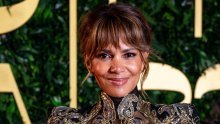 U čipkastom bodiju i okružena stijenama: Halle Berry ponosno istaknula figuru u 57-oj