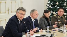 Plenković vojsci obećao još novca: Vojnici će moći biti u službi pet godina dulje