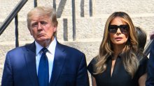 Svi se pitaju zašto Melania Trump nije bila na obiteljskoj božićnoj čestitki