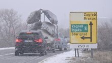 U unutrašnjosti pretežno oblačno s temperaturama ispod nule, ponegdje slab snijeg