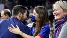 Nježni prizori: Nikola Karabatić nakon utakmice potrčao u zagrljaj supruge