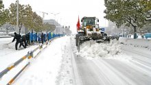 Kaos uoči kineske Nove godine: Zbog snijega ljudi zarobljeni u automobilima i vlakovima