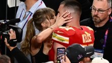Taylor Swift i Travis Kelce nisu se suzdržavali: Strastveni poljupci nakon osvojenog Super Bowla