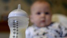 Skandal u Britaniji: Siromašni roditelji razvodnjavali dojenačku formulu
