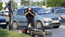 Fiatom naletio na propisno zaustavljenog motorista