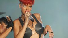 Rihanna vatrena s crvenom kosom