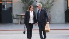 Osmjesi i zaljubljeni pogledi: Pierce Brosnan u šetnji sa suprugom