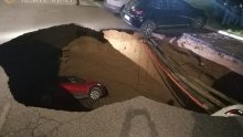 Pogledajte kako je golema rupa u Rimu progutala dva automobila