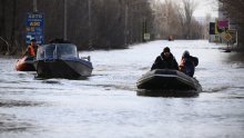 Rekordne poplave na Uralu izazvane topljenjem snijega, tisuće ljudi napustilo domove